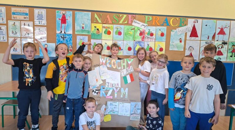 Klasa 2a przedstawia swoj plakat